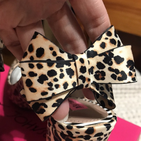 Betsey Johnson sling back animal print heel - Picture 3 of 6